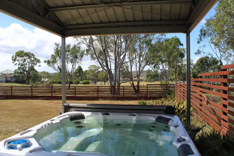 10 Elliot St, Pratten QLD 4370
