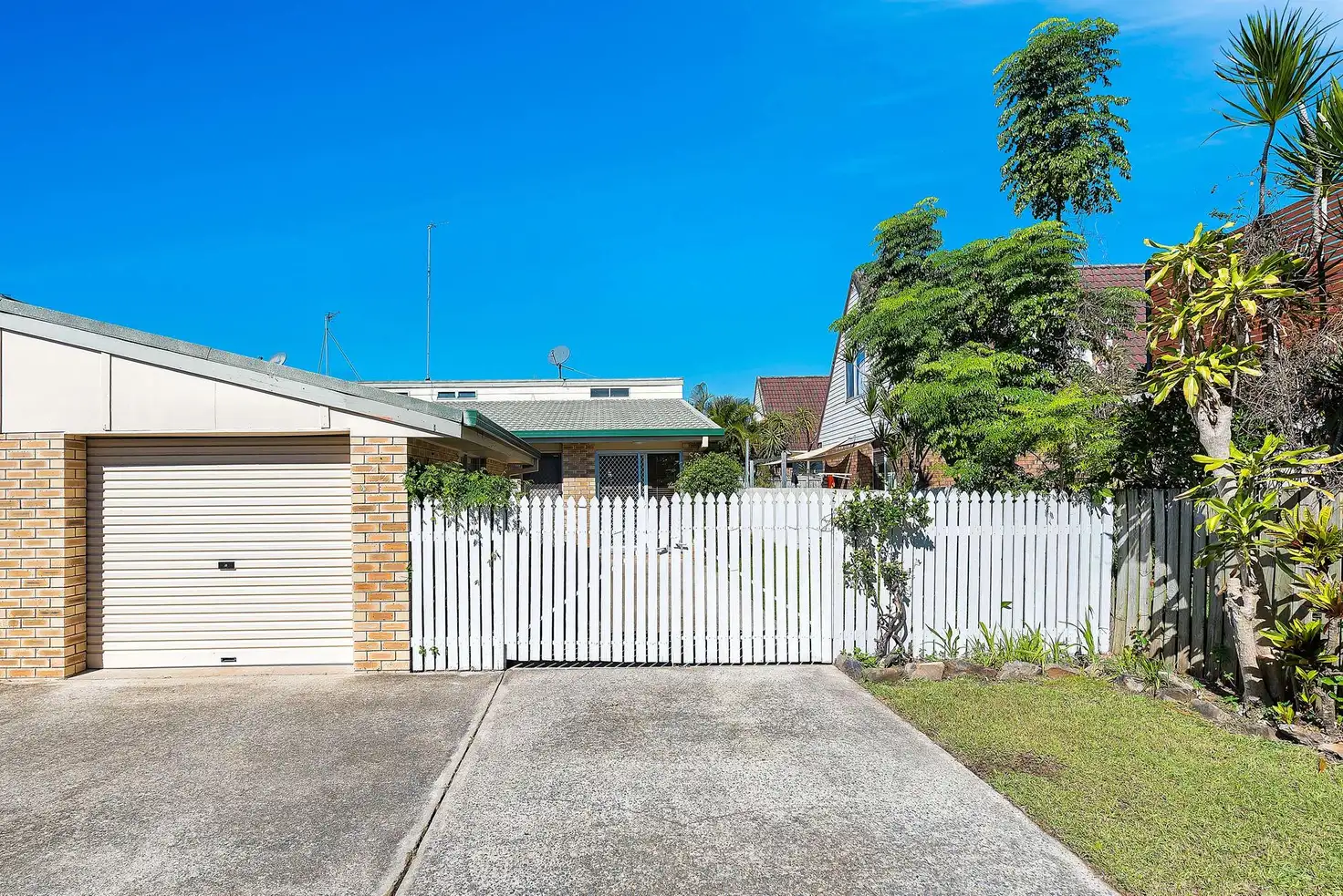 Main view of Homely unit listing, 4/119 Sunshine Bvd, Mermaid Waters QLD 4218