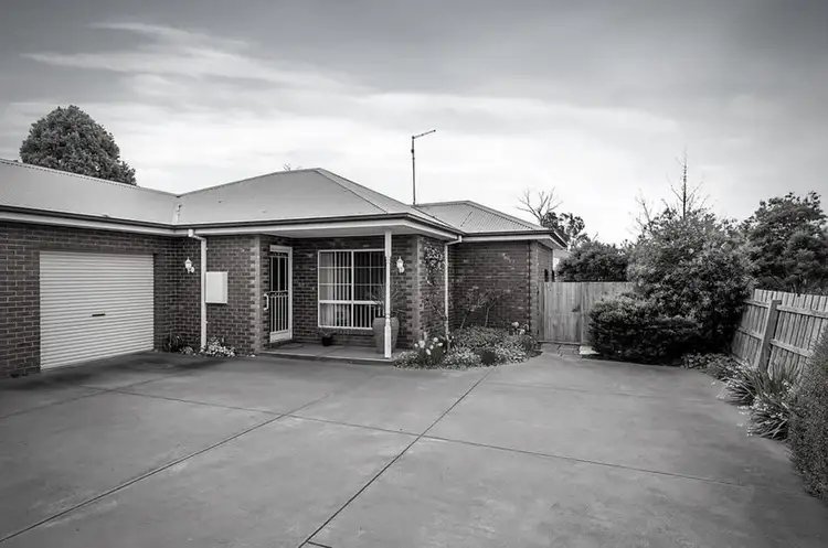 2/22 Howey St, Gisborne VIC 3437