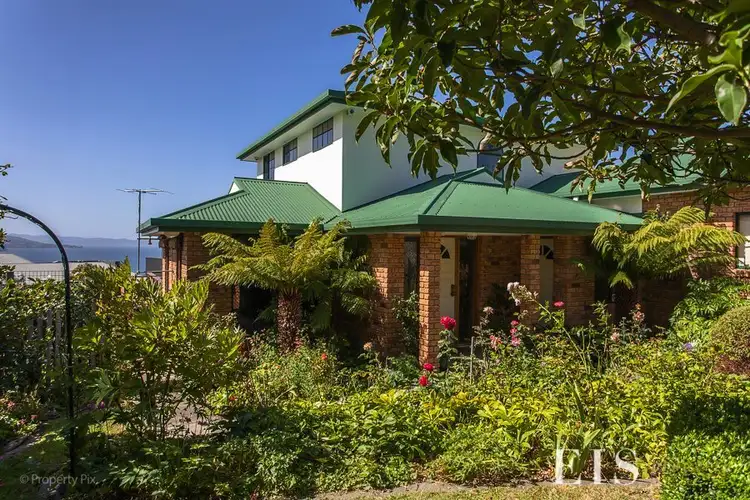 17 Tahune Cres, Blackmans Bay TAS 7052