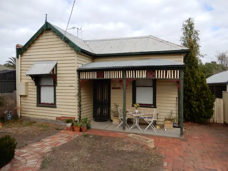 28 Peel St, Quarry Hill VIC 3550