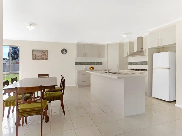 Fifth view of Homely house listing, 8 Rosea Ct, Ascot VIC 3551