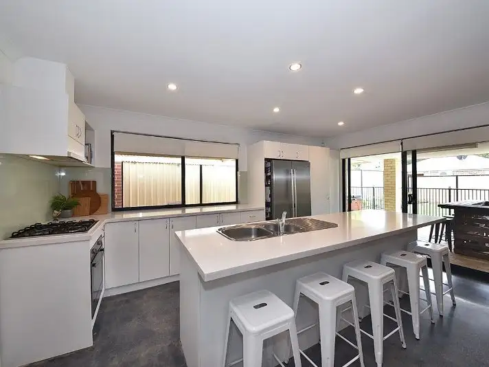 8 Stanbroke Turn, Carramar WA 6031