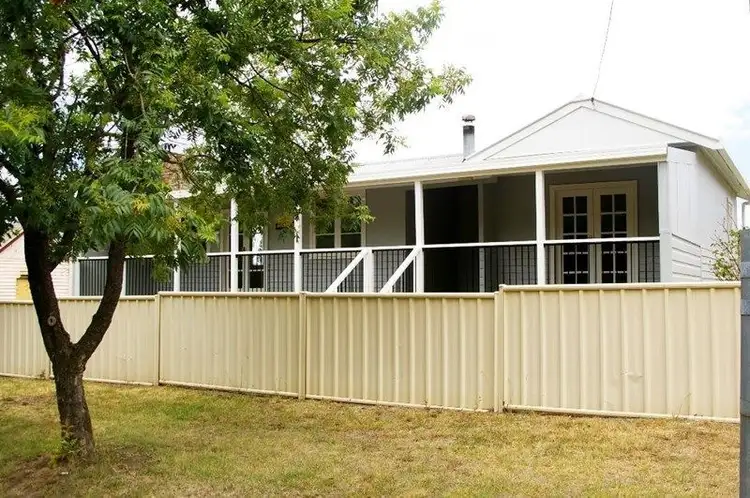 6 Rowan Ave, Uralla NSW 2358
