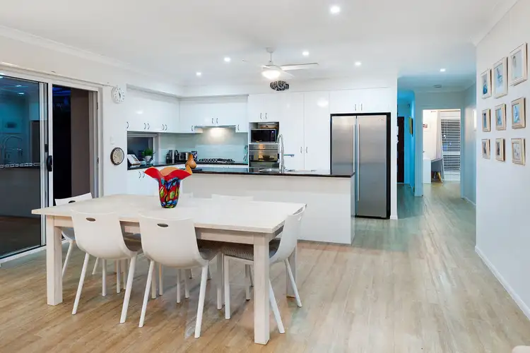 4 Leeside Pl, Hope Island QLD 4212
