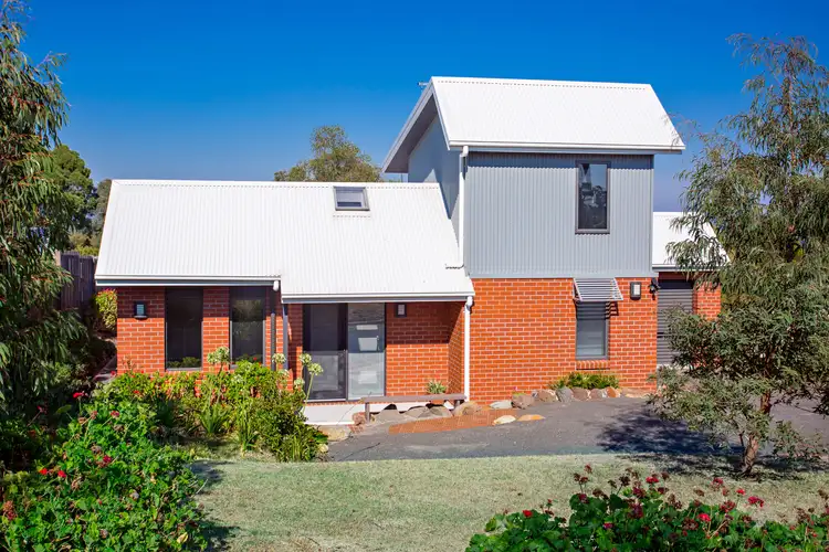 8A Saunders Close