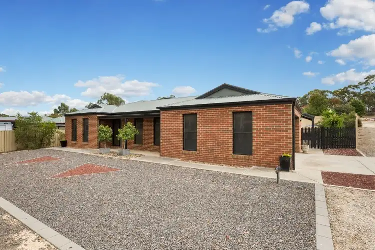 7 Bedarra Ct, Maiden Gully VIC 3551