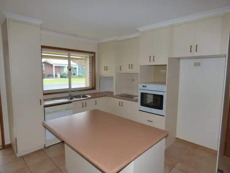 Sixth view of Homely unit listing, 9 Maple Ct, Myrtleford VIC 3737