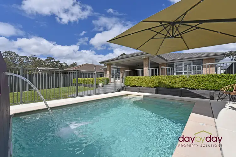 8 Waterside Dr, Fletcher NSW 2287