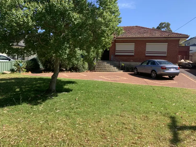 10 Knox Cres, Melville WA 6156