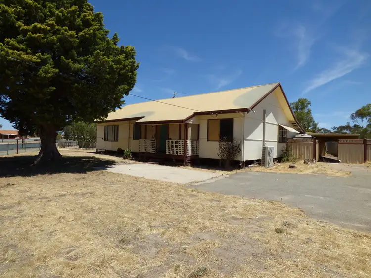 27 Pollock Ave, Merredin WA 6415