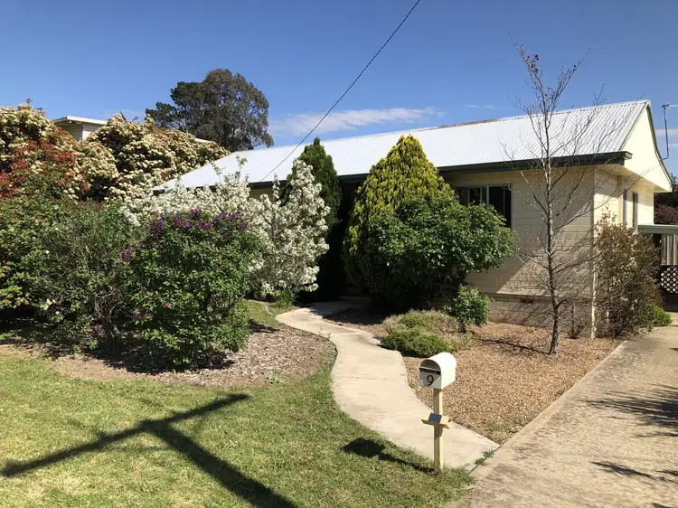 9 Church Ave, Uralla NSW 2358