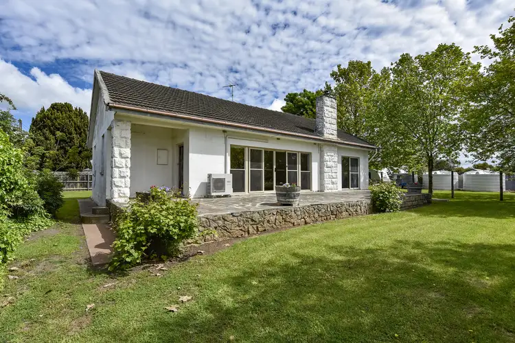 24 Gordon St, Penola SA 5277