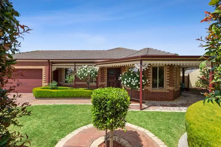8 Cherryhills Dr, Cranbourne VIC 3977