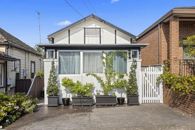 9A Tabrett St