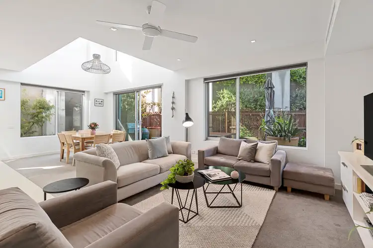 Second view of Homely unit listing, 9/15 Beach Rd, Hampton VIC 3188