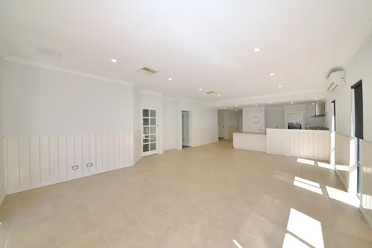 52 Litchfield Crescent, Carramar WA 6031