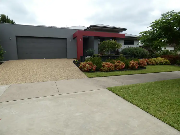 5 Rustic Pl, Bairnsdale VIC 3875