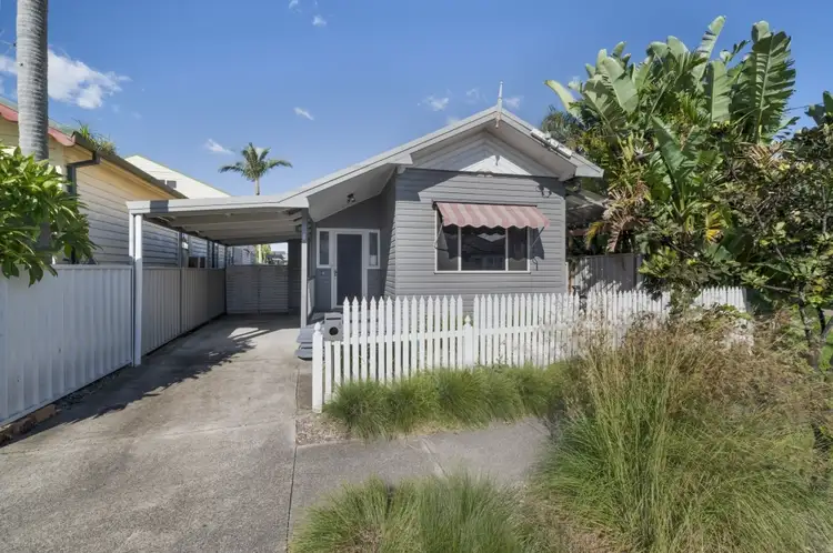 6 Swan St, Marks Point NSW 2280
