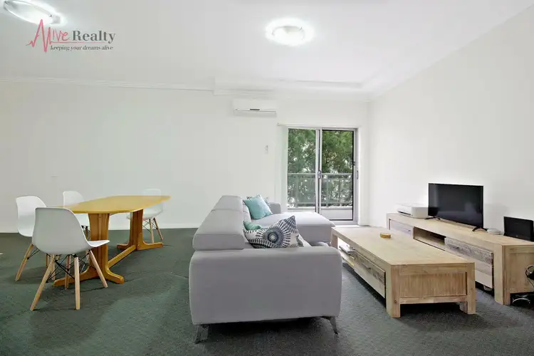 24 Lachlan St