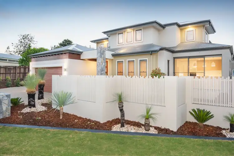 Unit 2/223A Mackenzie St, Centenary Heights QLD 4350