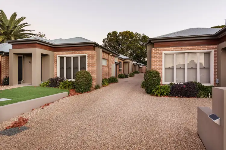Unit 2/118-120 South St, Centenary Heights QLD 4350
