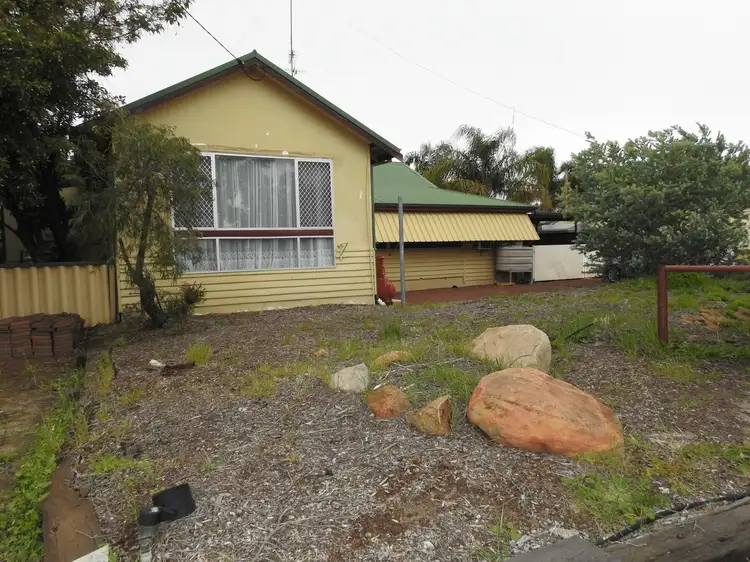 28 Lundy Ave, Cunderdin WA 6407