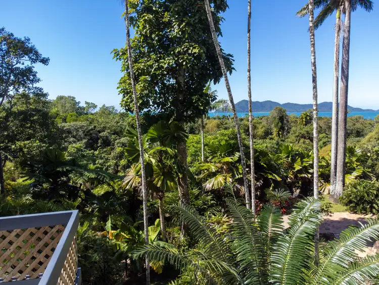 52 Mission Dr, South Mission Beach QLD 4852