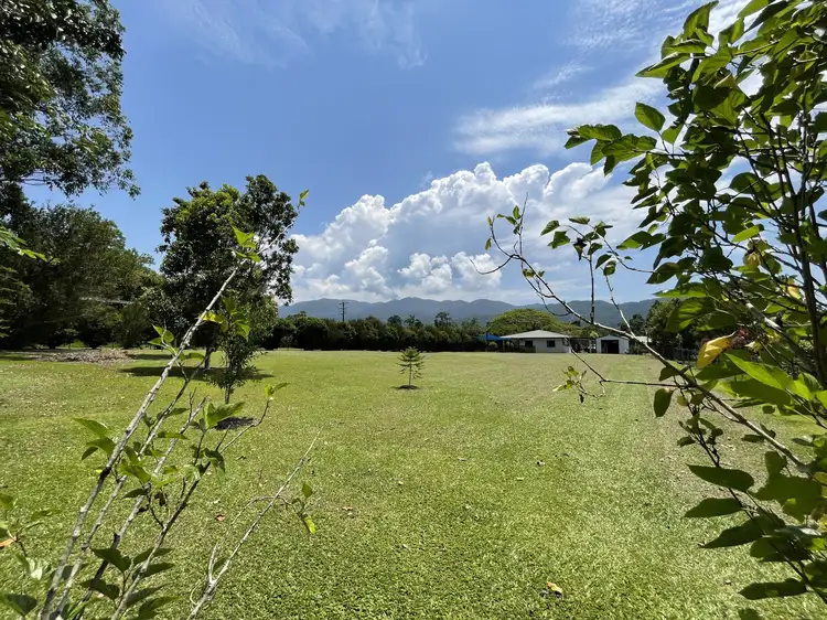 2 Corbett Cl, Bulgun QLD 4854