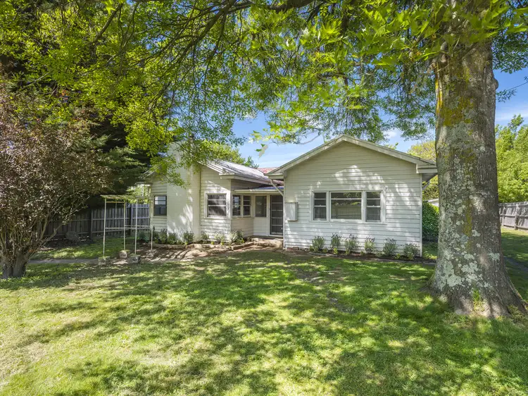 72 Station St, Romsey VIC 3434
