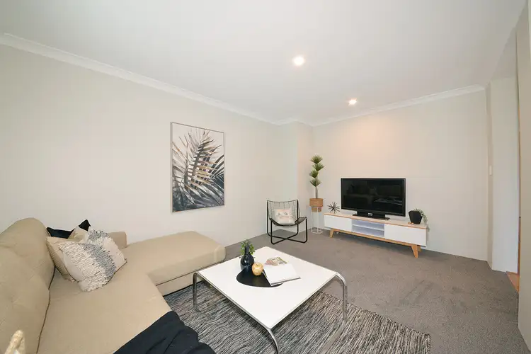 12 Lauderdale Rmbl, Carramar WA 6031