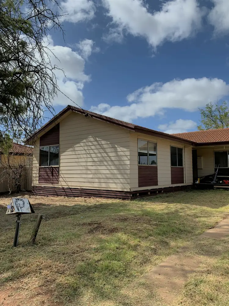2 Arnott St