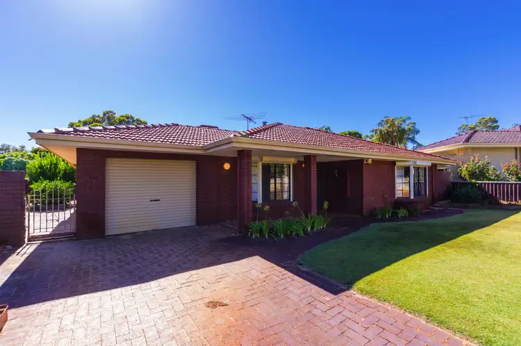 32 Brookland Cres, Marangaroo WA 6064