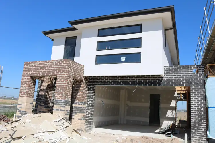 11 Stature Avenue, Clyde North VIC 3978