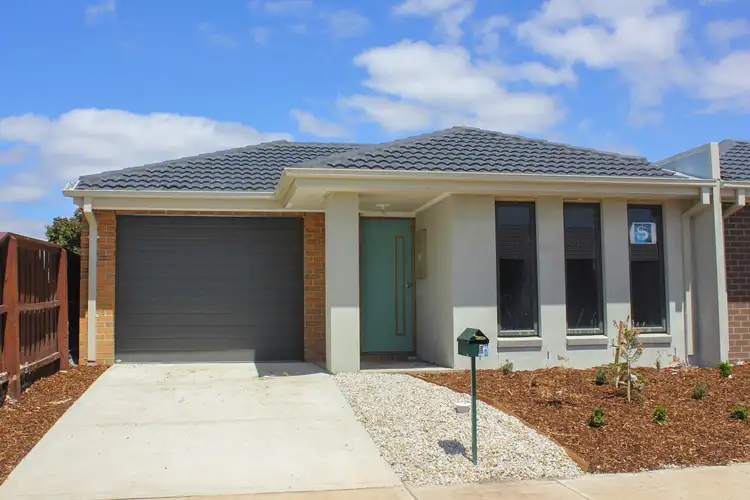 2/8 Ashton Cct, Melton West VIC 3337