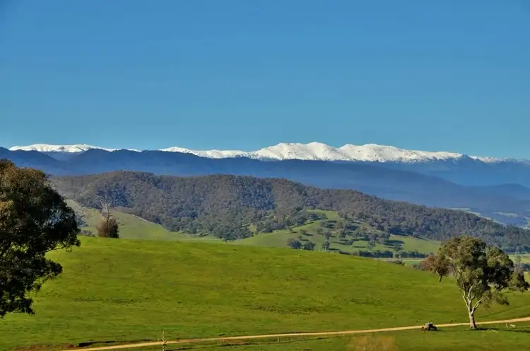 175 Oak Hill Track, Khancoban NSW 2642