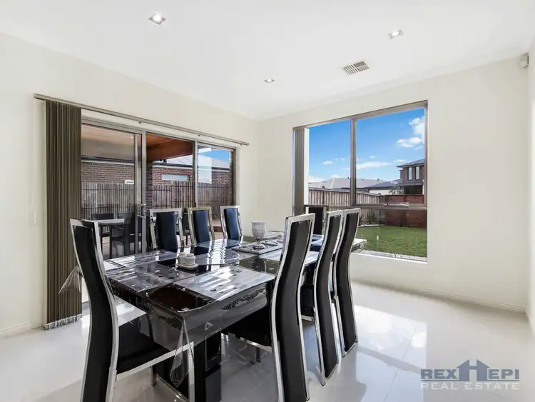 Fifth view of Homely house listing, 2 Freshfields Drive, Cranbourne North VIC 3977