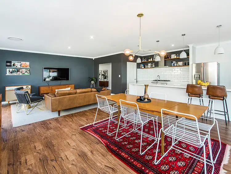 12 Bobtail Bend, Wannanup WA 6210