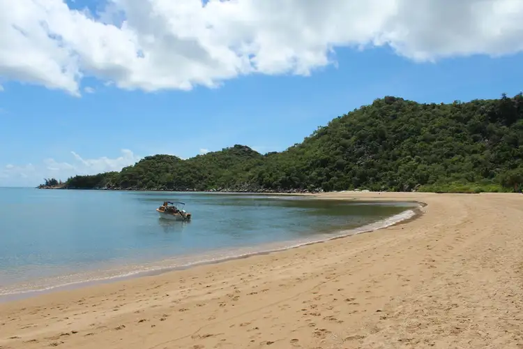 10 Henry Lawson Street, Horseshoe Bay QLD 4819