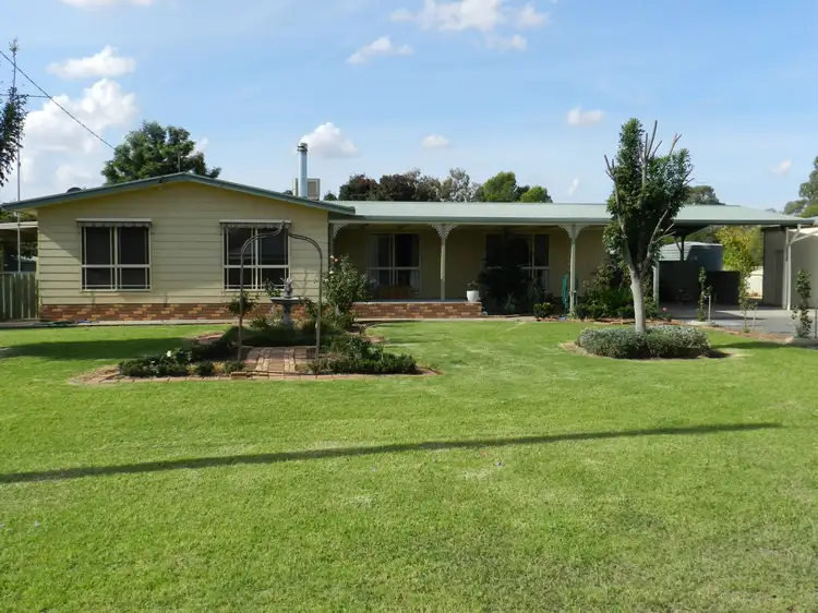 6 Frederick Street, Urana NSW 2645