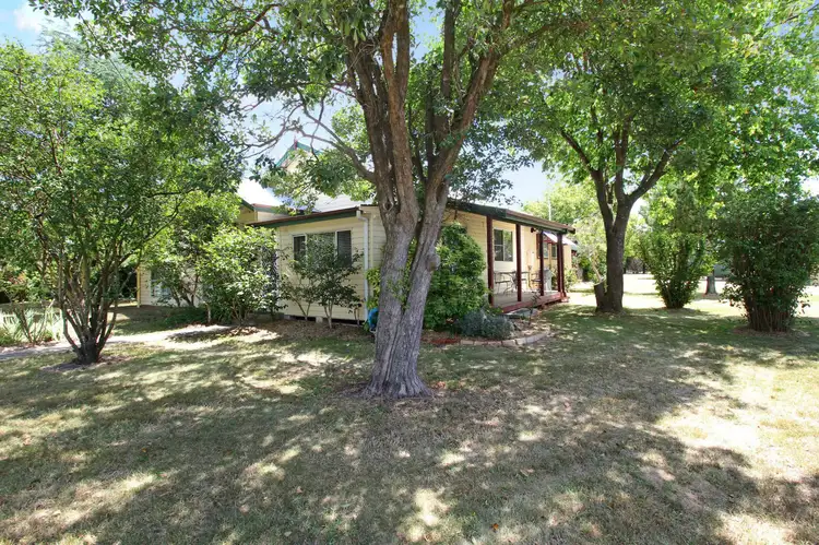 37 Rowan Avenue, Uralla NSW 2358