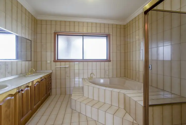 Sixth view of Homely house listing, 7 Landau Place, Avondale Heights VIC 3034