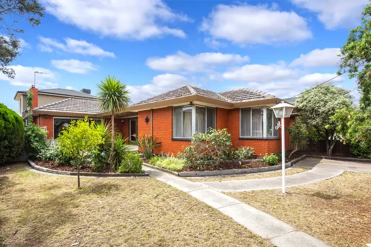 18 Westminster Drive, Avondale Heights VIC 3034