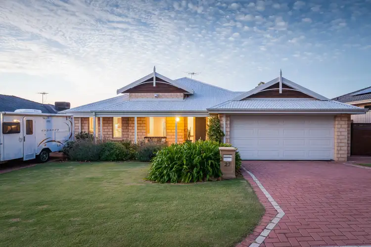 27 Kingsway, Madeley WA 6065