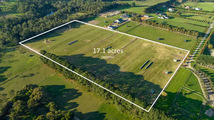 8 Wonderland Avenue, Tuerong VIC 3915