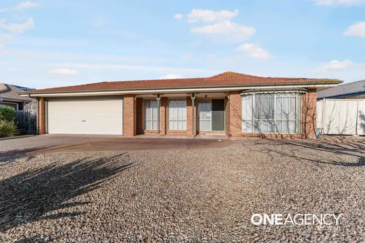 31 Pinnacle Crescent, Brookfield VIC 3338