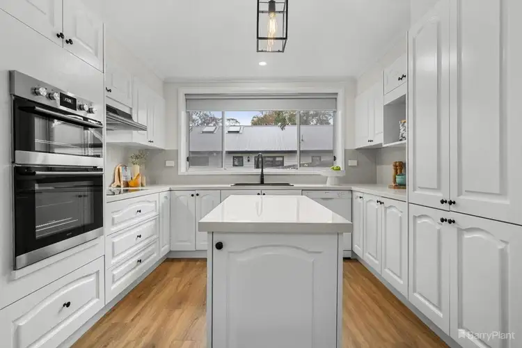 18 Calrossie Avenue, Montmorency VIC 3094