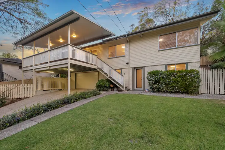 8 Stonehenge Street, Chapel Hill QLD 4069