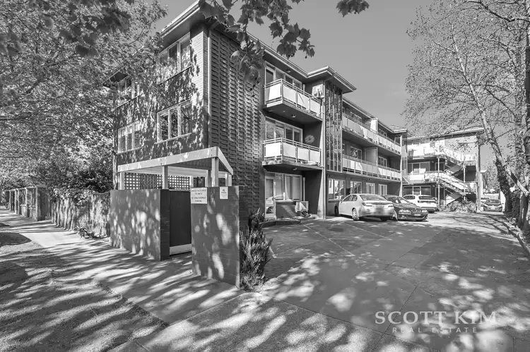 2/17 Tiuna Grove, Elwood VIC 3184
