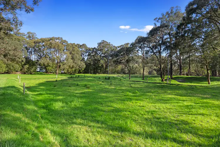 102 Parkinsons Road, Launching Place VIC 3139